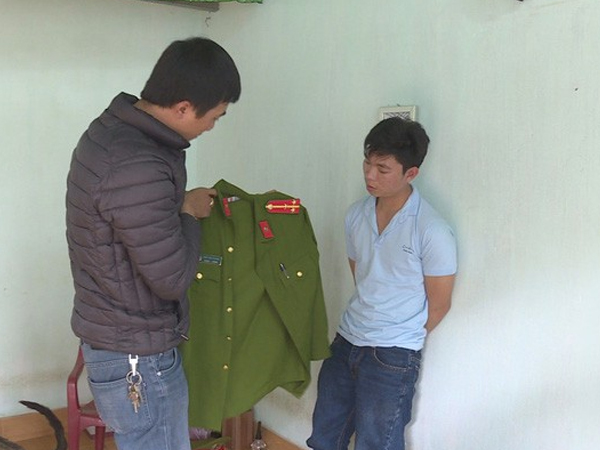 Tên trộm cắp 2 tiền án diện quần áo công an giả cảnh sát hình sự lừa tình, tiền cô gái