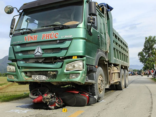 Xe tải lấn làn kéo lê xe máy, khiến cháu bé 19 tháng tuổi tử vong