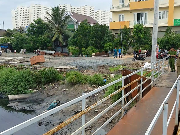 Phát hiện thi thể người phụ nữ chết bí ẩn dưới kênh đen