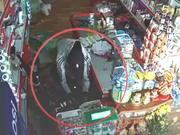 Video: Màn đánh lạc hướng tinh vi 'khổ chủ' tiệm tạp hóa để trộm cắp