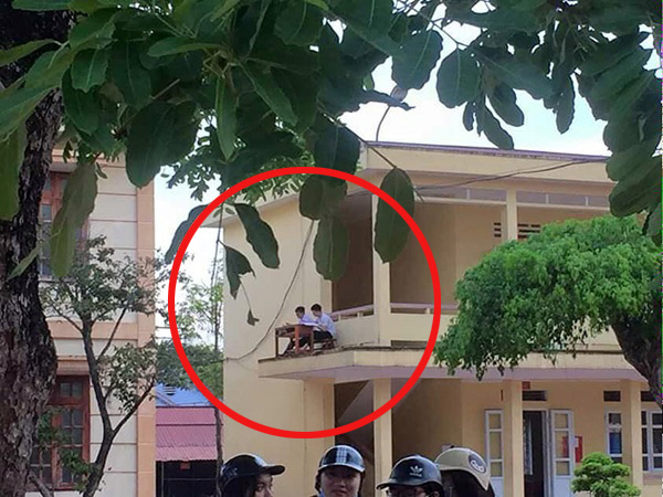 Dưới thời tiết nắng nóng 40 độ C như 'đổ lửa', nam sinh bê bàn ghế ra ban công trường ôn thi gây 'sốt' mạng