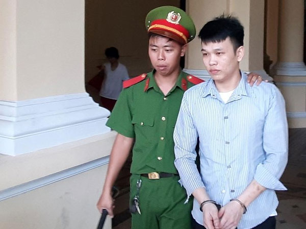 Đâm vợ sau khi nghe trách 'không lo được để người khác lo'