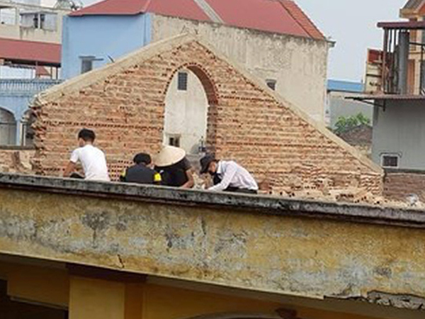 Học sinh cấp 3 bị giáo viên bắt ngồi đẽo gạch trên mái tầng 2 của trường giữa trời nắng