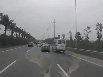 Clip taxi và xe khách rượt đuổi như phim hành động trên cao tốc khiến dân tình sợ 'xanh mặt'