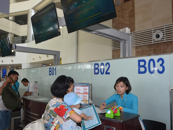 Vietnam Airlines mở quầy làm thủ tục hàng không riêng cho gia đình có người cao tuổi, trẻ nhỏ