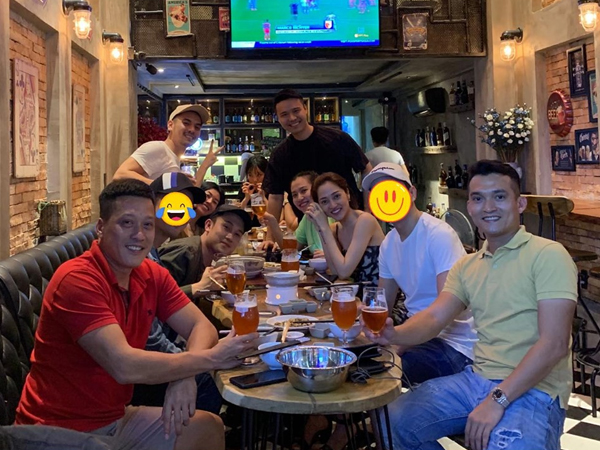 Dương Triệu Vũ khéo léo che chàng trai ngồi kế Bảo Anh nhưng fan vẫn khẳng định đích thị là Hồ Quang Hiếu