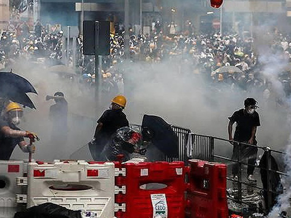 Hong Kong chìm ngập trong hơi cay và bạo loạn
