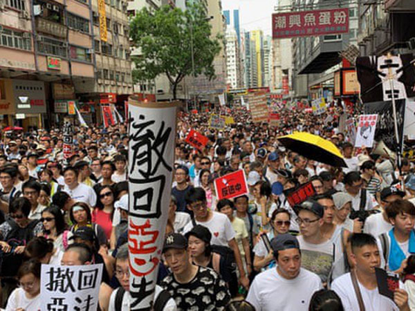 Chứng khoán Hong Kong đi xuống sau biểu tình