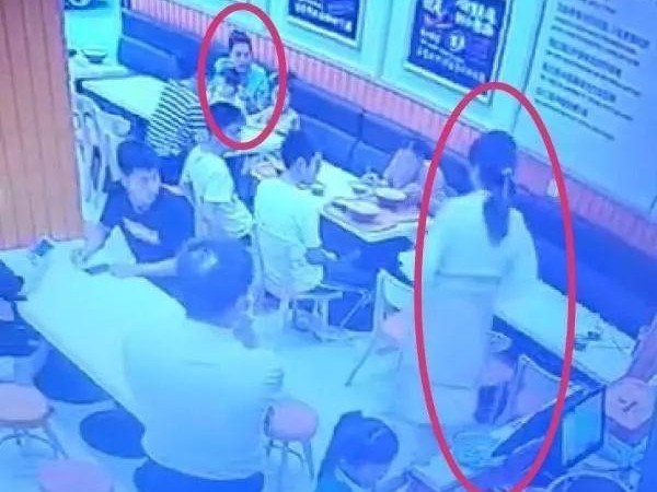 Gây gổ với chồng rồi tức giận vì bé gái 1 tuổi bàn bên làm ồn, thai phụ dùng nguyên bát canh nóng tạt thẳng vào người 2 mẹ con đứa trẻ