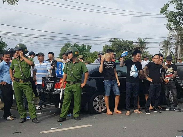 Đồng Nai: Hàng chục giang hồ vây công an trong ô tô