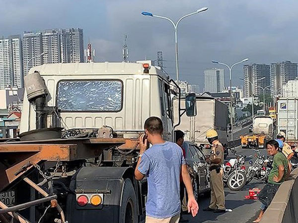 Tông liên hoàn trên cầu Phú Mỹ, kẹt xe từ sáng đến trưa