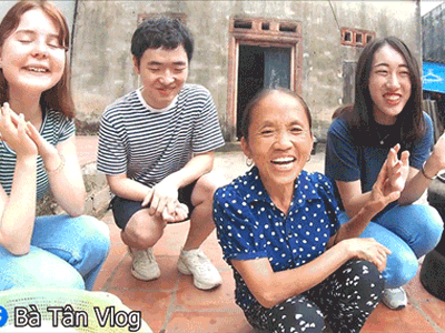 Bà Tân Vlog ăn mừng đạt huân chương kỷ lục Việt Nam, cùng 3 người cháu đến từ Hàn, Nhật, Nga làm đĩa xôi gà khổng lồ