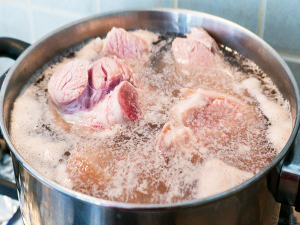 Nên luộc thịt bằng nước sôi hay nước lạnh?