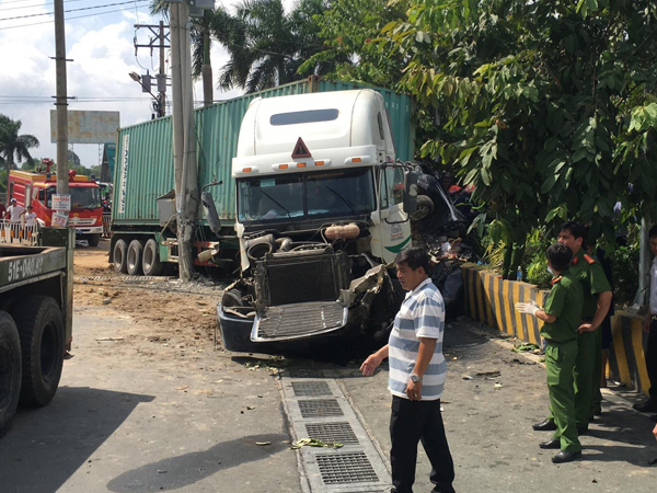 Hé lộ nguyên nhân vụ container đâm ô tô bẹp dúm khiến 5 người tử vong khi đang trên đường đi khám bệnh