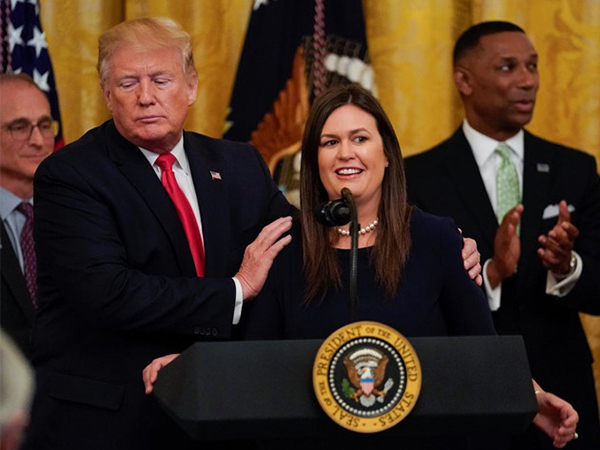 Nữ thư ký trung thành của ông Trump bất ngờ nghỉ việc