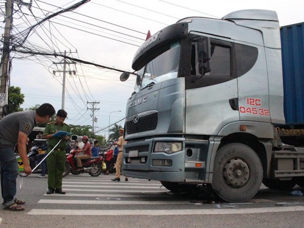 Nữ công nhân đi xe đạp bị xe container cán chết thương tâm giữa ngã tư