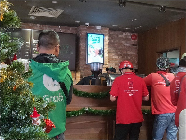 Lời miệt thị CEO Nhật ném vào tài xế công nghệ Việt và những bộ đồng phục định giá con người