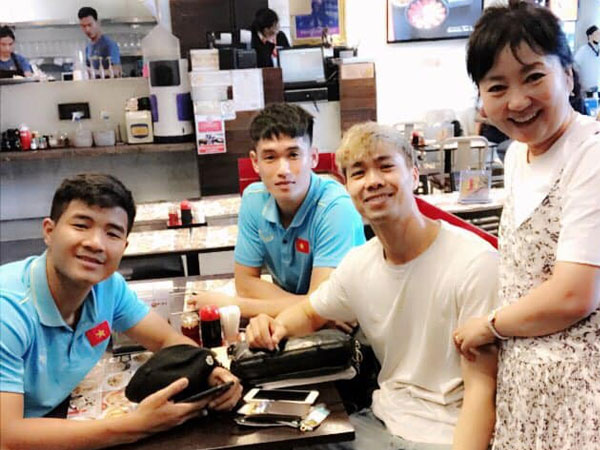 Vợ HLV Park Hang-seo chụp ảnh tươi tắn cùng Công Phượng, Đức Chinh, con trai cảm thán: Mama có rất nhiều con trai