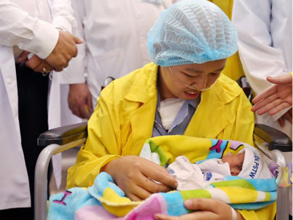 Giây phút oà khóc khi mẹ con bé Bình An gặp nhau