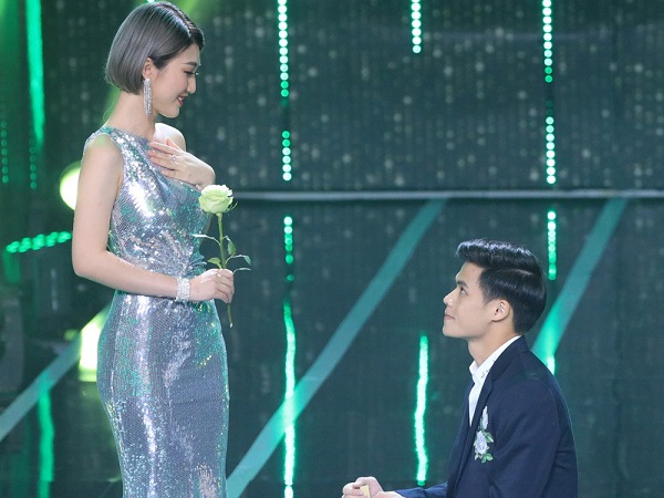 Nữ chính gây sốt với màn quỳ gối tỏ tình ở 'Người ấy là ai?': Thắng run bần bật trên sân khấu, bố mẹ mình đã rất sốc!