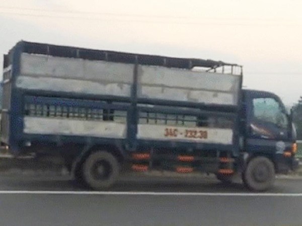 Xe tải chạy ngược chiều 'như điên' trên cao tốc