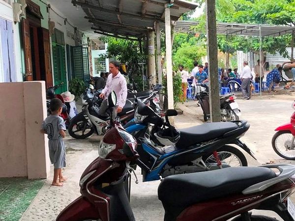 Bé gái 3 tuổi bị xe đưa rước cán: Anh gào khóc gọi em
