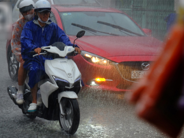 Mưa lớn kèm gió lốc mạnh khiến người Sài Gòn hốt hoảng, ướt sũng vì trở tay không kịp