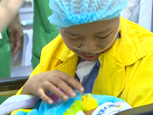 Video: Người mẹ ung thư giai đoạn cuối lần đầu ôm con vào lòng