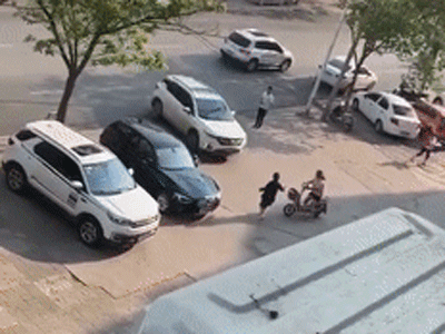 Vừa làm xong thủ tục ly hôn, chồng lái xe đâm thẳng vào vợ khiến cộng đồng mạng phẫn nộ