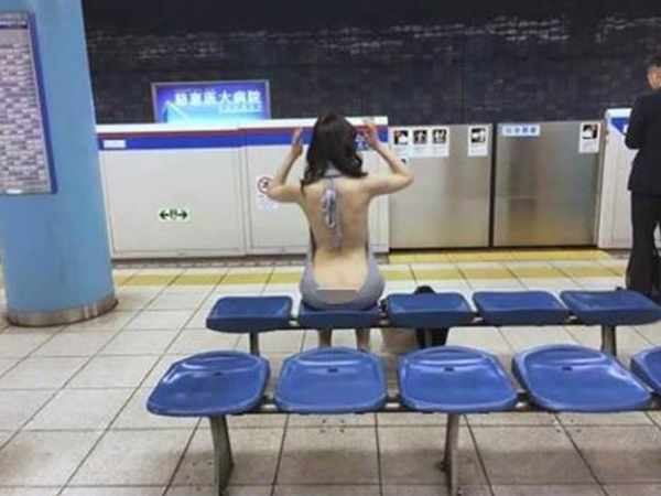 Cô gái ngồi chờ tàu với chiếc váy mặc như không, hở từ lưng đến mông gây 'bão' MXH