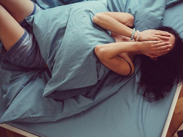 Chờ đợi mãi tưởng được đêm tân hồn mặn nồng, ngờ đâu tôi với anh ngồi nhìn nhau tới sáng