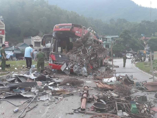 Hiện trường vụ tai nạn kinh hoàng khiến 3 người tử vong, 38 người bị thương ở Hòa Bình