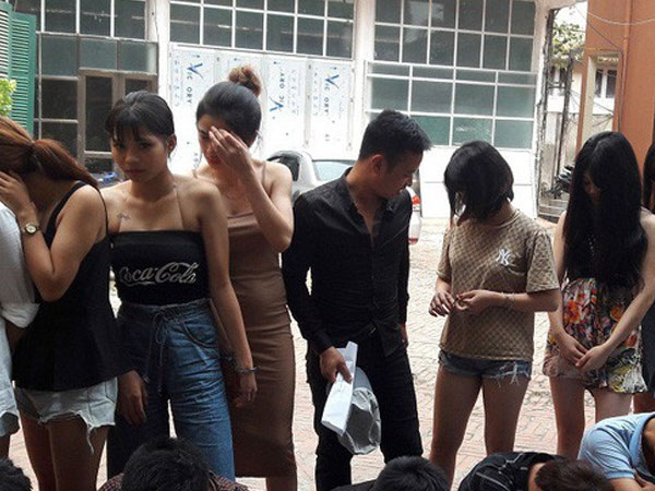 9 'hot girl' cùng 15 nam thanh niên vào quán karaoke ở Hưng Yên để tụ tập chơi ma túy