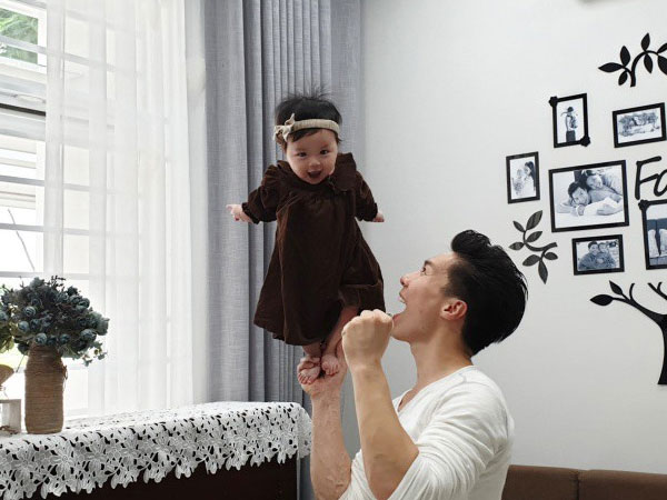Quốc Nghiệp tiếp tục gây choáng khi khoe clip làm xiếc với con gái 6 tháng tuổi