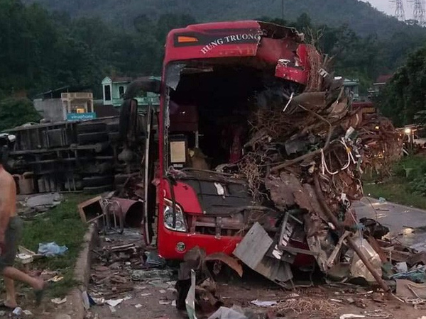 Vụ xe tải va chạm kinh hoàng với xe khách khiến 40 người thương vong: Chuyển gấp nhiều nạn nhân lên Hà Nội