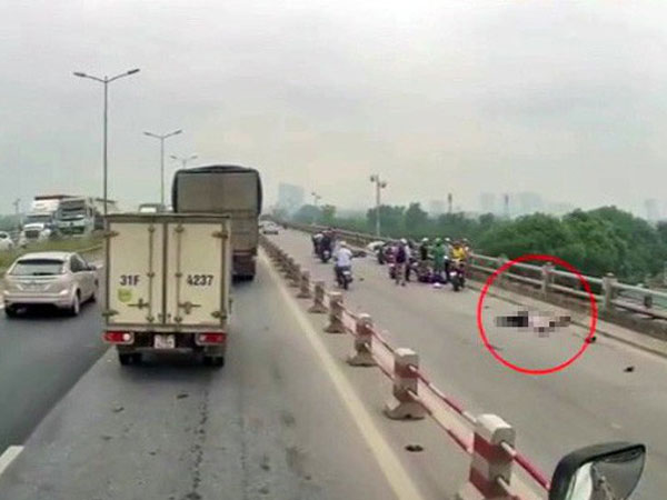 Đôi nam nữ đi xe máy nghi tự đâm vào lan can cầu Thanh Trì, 1 người tử vong