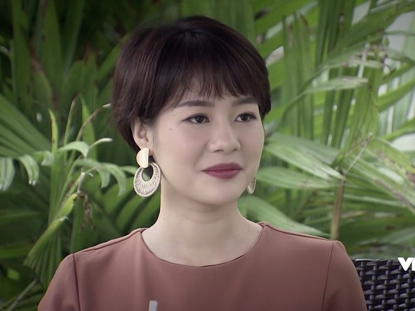 Đánh ghen đã văn minh, bắt được chồng gọi điện hẹn hò tình cũ mà còn bình tĩnh đi xin lỗi tình địch như thế này, Uyên (Về nhà đi con) lại chiếm hết spotlight của diễn viên chính mất rồi!