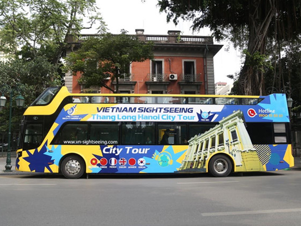 Video: Khách Tây phấn khích trải nghiệm chuyến buýt 2 tầng đầu tiên tại Hạ Long