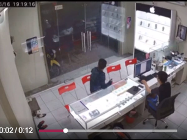 Chủ cửa hàng điện thoại ở Sài Gòn bị chém