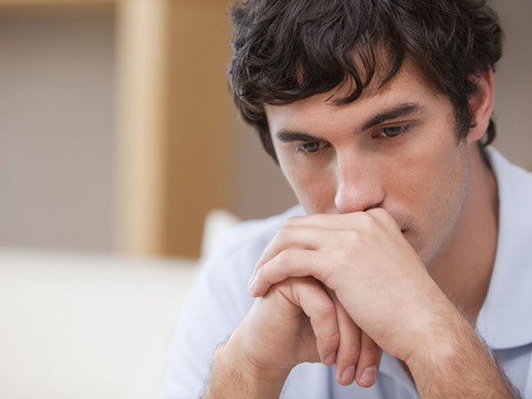Sẩy tay làm đổ bát mắm, vợ vội vã lau chùi rồi xin lỗi rối rít càng khiến tôi đau lòng và căm phẫn