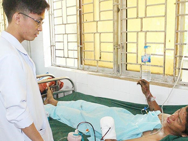 Dùng điện thoại khi sạc, nam thanh niên bị nổ nát bàn tay