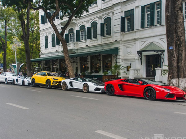 Phố siêu xe ở Hà Nội