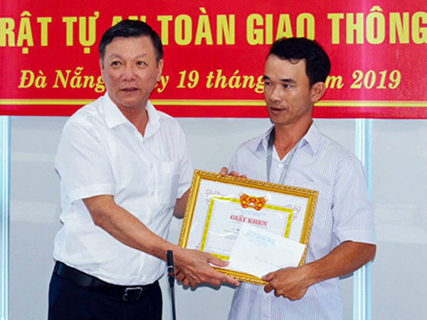 Đà Nẵng khen thưởng người thợ đục khối bêtông trên quốc lộ