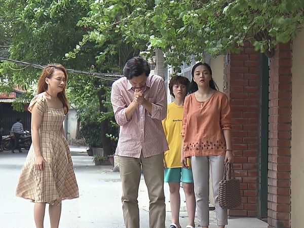 'Về nhà đi con': Lộ thêm cảnh Thư ném hoa, sỉ nhục tình mới của bố, nhưng đây sự thật là gì?