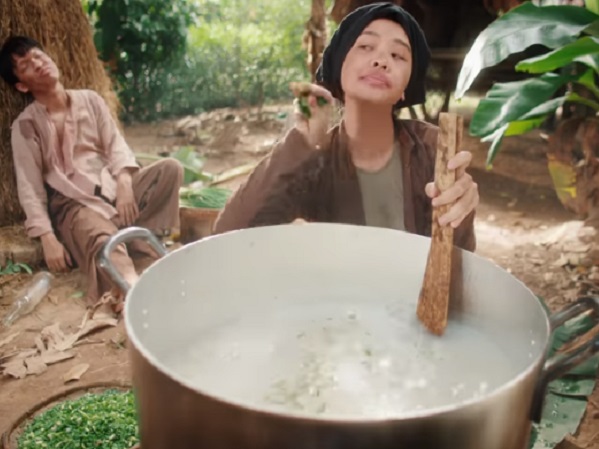 Hoàng Thùy Linh tung MV mới: Fan cười ngất với nồi cháo hành 'siêu to khổng lồ' của Thị Nở