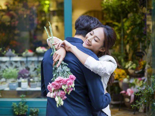 Lần đầu hẹn hò, cô ấy kéo tôi đi khắp trung tâm thương mại, đến quầy thanh toán thì gặp sự cố bất ngờ khiến cả hai bối rối