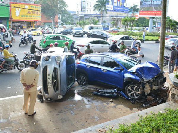Xe ô tô con tông hàng loạt xe dừng đèn đỏ, nhiều người phải nhập viện