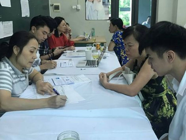 Cô Văn Thùy Dương xúc động khi gặp con trai nữ lao công tử nạn