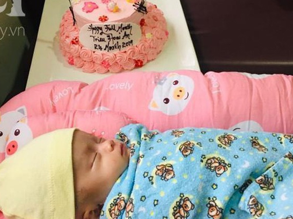 Bé Triệu Hoài An bị mẹ bỏ trong bịch xốp treo trên cây đã hồi phục thần kỳ sau hai tháng điều trị tại Singapore