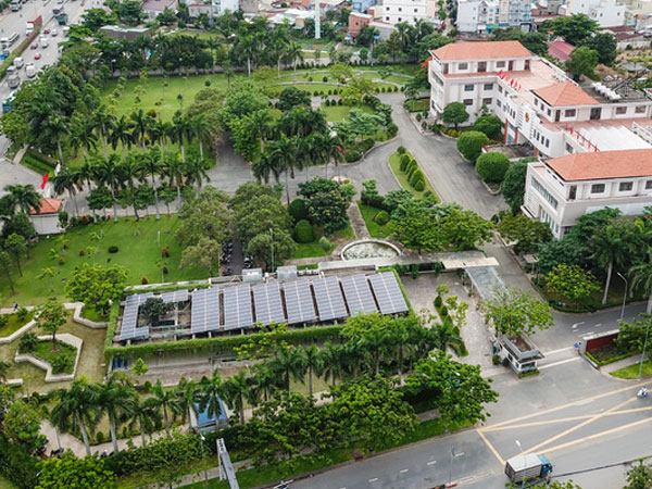 Trụ sở UBND lắp điện mặt trời, có cảnh quan như công viên ở TP HCM